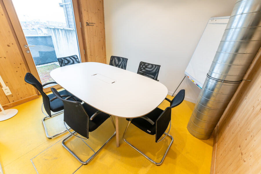 Salle de réunion à louer à Mundo Anvers. Uniquement pour les acteurs·rices de l'associatif. Capacité : 8pers.