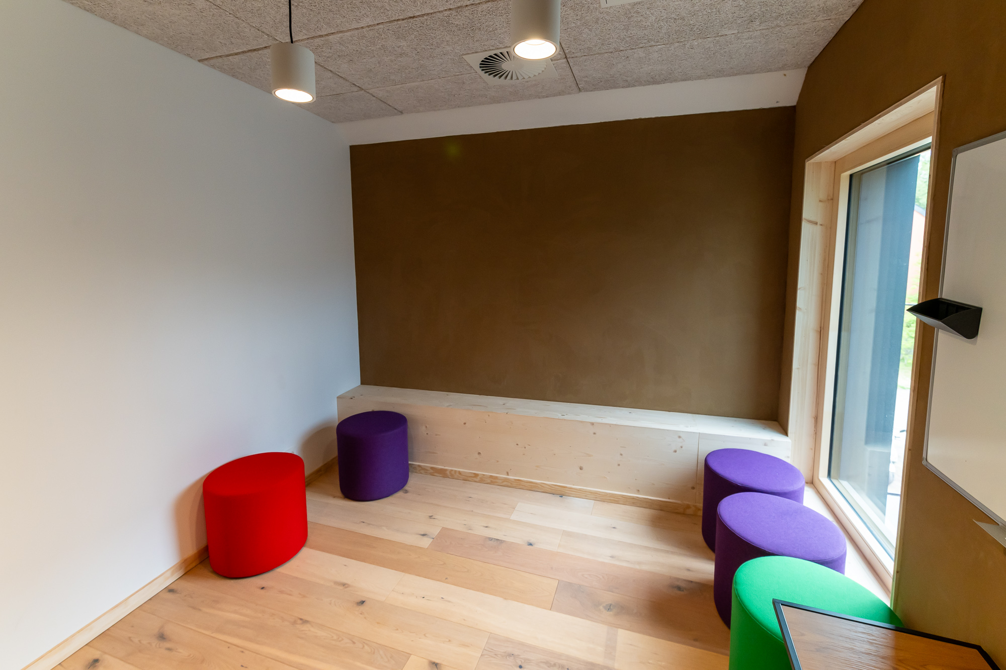Salle de réunion à louer à Mundo Louvain-la-Neuve. Uniquement pour les acteurs·rices de l'associatif. Capacité : 6pers.