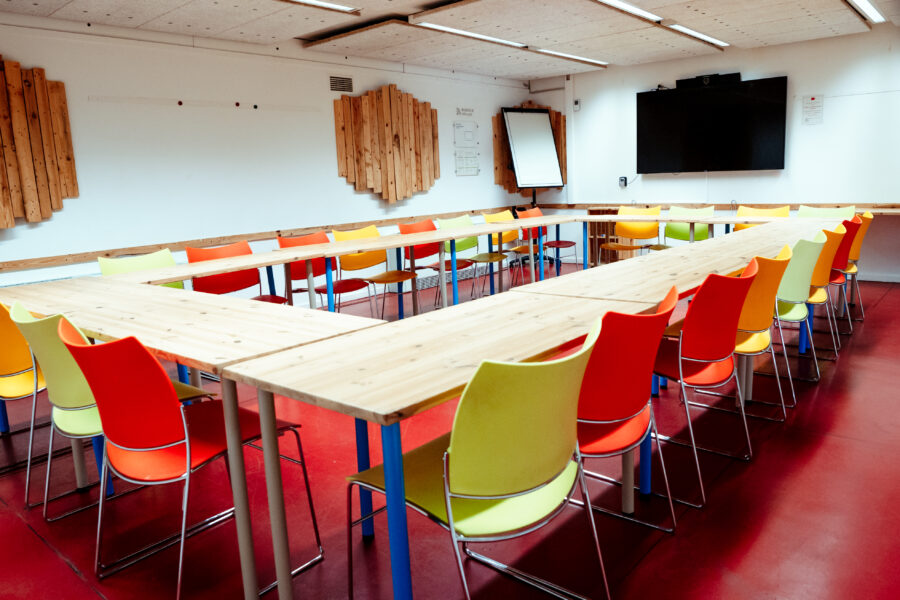 Salle de réunion à Mundo Matongé, Bruxelles. Location uniquement pour les acteurs·rices de l'associatif. Capacité : 24pers.