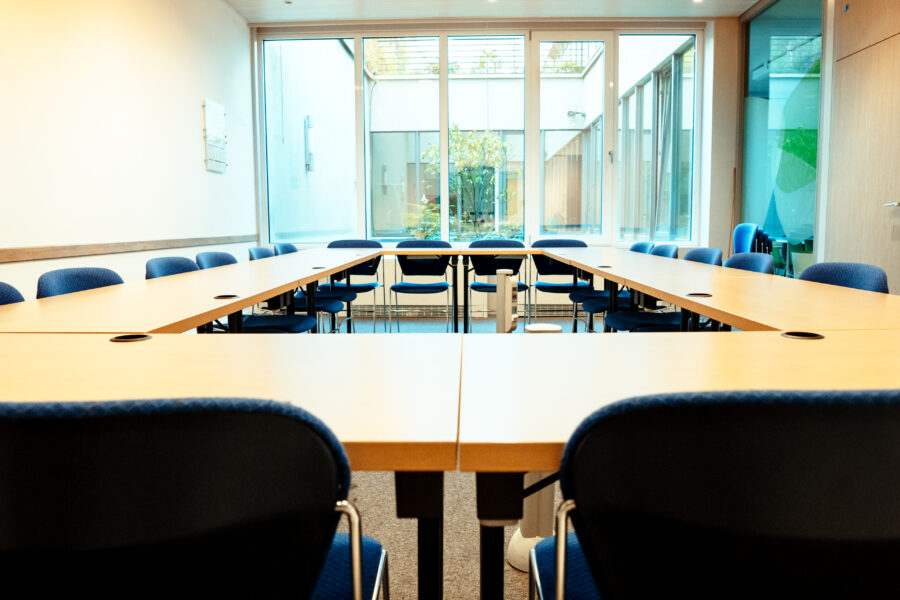 Salle de réunion à louer à Mundo Trône, Bruxelles. Uniquement pour les acteurs·rices de l'associatif. Capacité : 20 à 33pers.